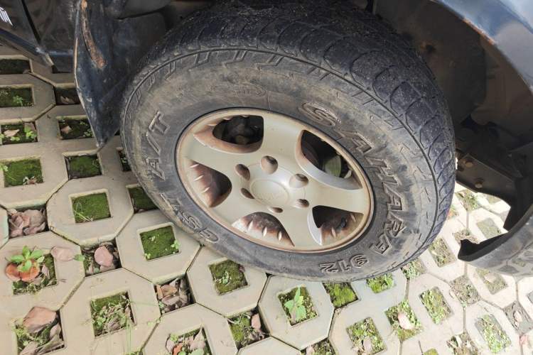 Used JMC Baodian 2013 2.8T Two-Wheel-Drive Diesel Comfort Value Edition Right Front Wheel Hub