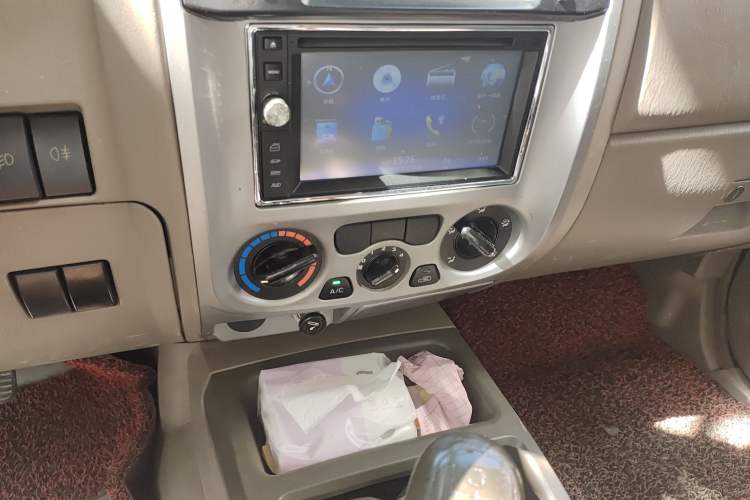 Used JMC Baodian 2013 2.0L Two-Wheel-Drive Gasoline Comfortable Value Edition Audio And AC Panel