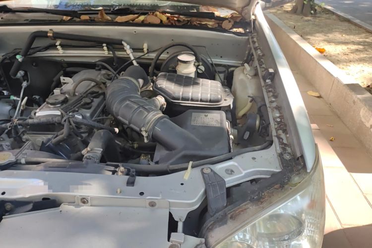 Used JMC Baodian 2013 2.0L Two-Wheel-Drive Gasoline Comfortable Value Edition Engine Bay Left