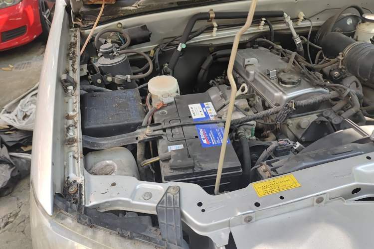 Used JMC Baodian 2013 2.0L Two-Wheel-Drive Gasoline Comfortable Value Edition Engine Bay Right
