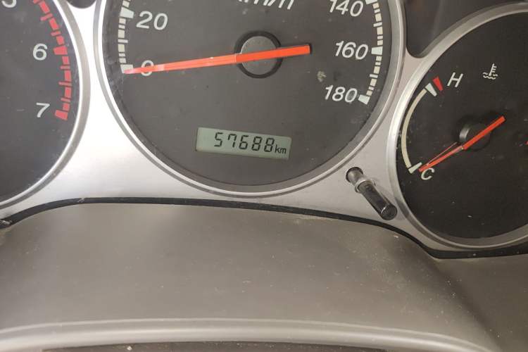 Used JMC Baodian 2013 2.0L Two-Wheel-Drive Gasoline Comfortable Value Edition Odometer Close Up