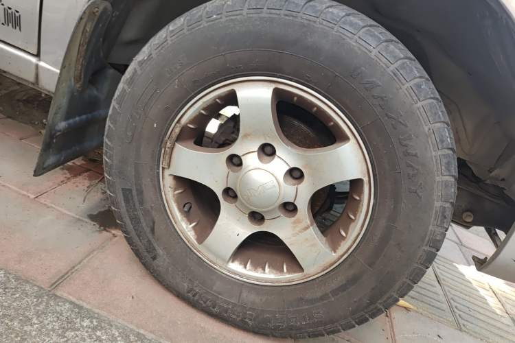 Used JMC Baodian 2013 2.0L Two-Wheel-Drive Gasoline Comfortable Value Edition Right Front Wheel Hub
