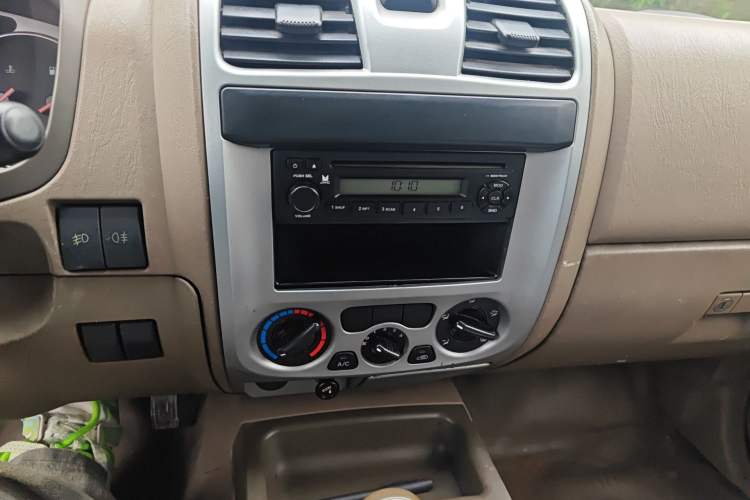 Used JMC Baodian 2015 2.8T New Value-Added Diesel Two-Wheel Drive Extended Version JX493ZLQ4C Audio And AC Panel