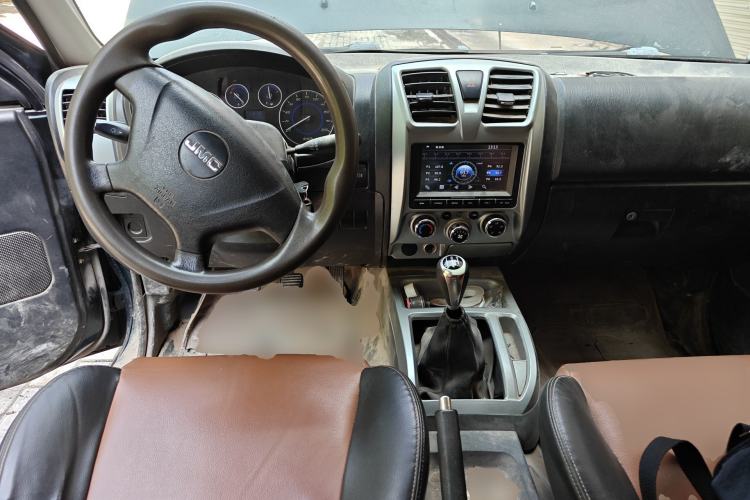 Used JMC Baodian 2016 2.8T New Value-Added Diesel Two-Wheel Drive Standard Version JX493ZLQ4G Center Console