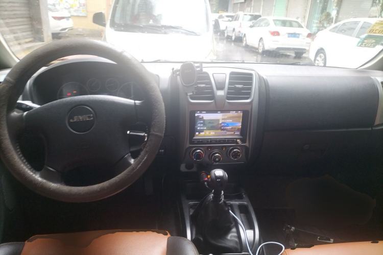 Used JMC Baodian 2016 2.0L New Value-Added Gasoline Two-Wheel Drive Standard Cab Regular Version 4G63 Center Console