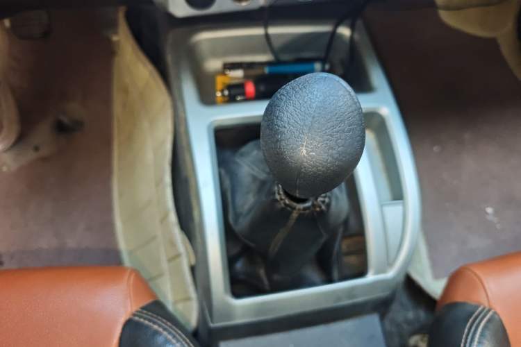Used JMC Baodian 2016 2.8T New Value-Added Diesel Two-Wheel Drive Extended Cargo Basic Version Long JX493ZLQ4F Gear Lever