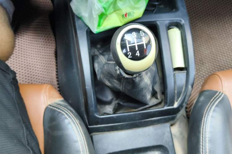 Used JMC Baodian 2016 2.8T New Value-Added Diesel Two-Wheel Drive Standard Version Long Wheelbase – JX493ZLQ4G Gear Lever