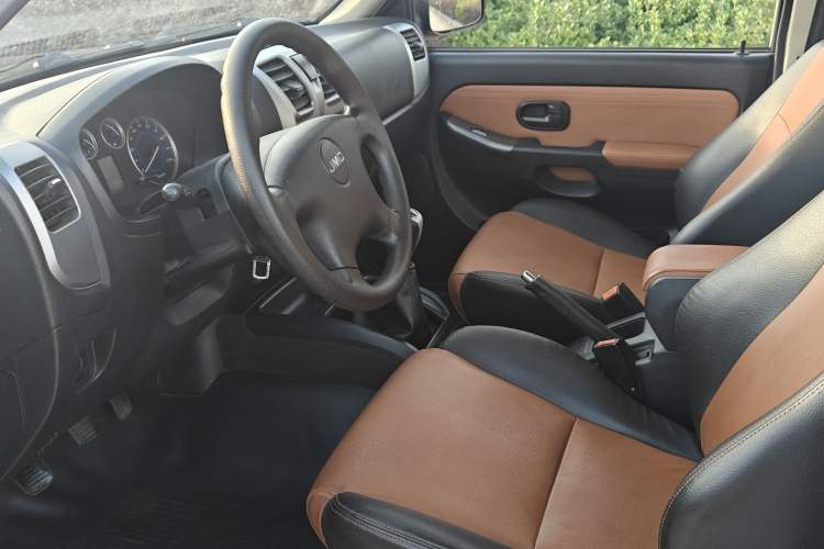 Used JMC Baodian 2016 2.8T New Value-Added Diesel Two-Wheel Drive Extended Cargo Basic Version JX493ZLQ4F Interior 1