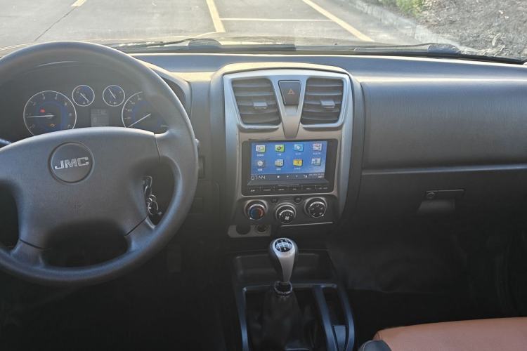 Used JMC Baodian 2016 2.8T New Value-Added Diesel Two-Wheel Drive Extended Cargo Basic Version JX493ZLQ4F Interior 3