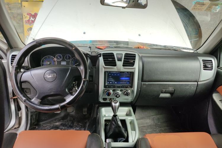 Used JMC Baodian 2016 2.8T New Value-Added Diesel Two-Wheel Drive Standard Version JX493ZLQ4G Center Console