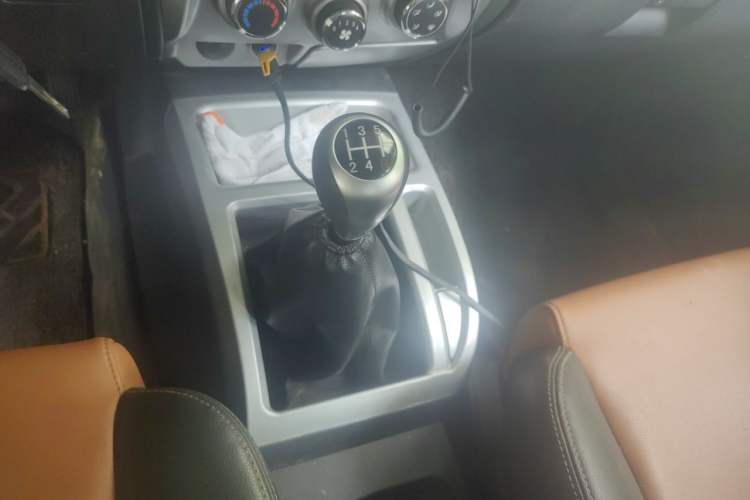 Used JMC Baodian 2018 2.9T New Value-Packed Two-Wheel-Drive Diesel Comfort Version with Extended Cargo Bed – JX4D30B5L Gear Lever