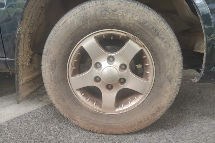 Used JMC Baodian 2018 2.9T New Value-Packed Two-Wheel-Drive Diesel Comfort Version with Extended Cargo Bed – JX4D30B5L Right Front Wheel Hub