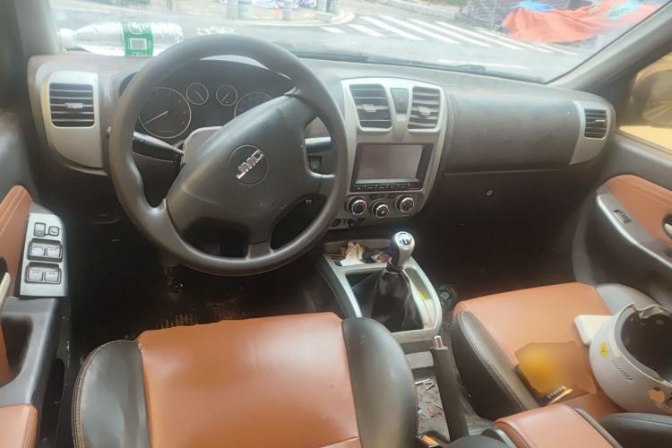 Used JMC Baodian 2018 2.9T New Value-Packed Two-Wheel-Drive Diesel Comfort Version with Extended Cargo Bed – JX4D30B5L Center Console