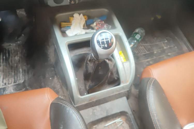 Used JMC Baodian 2018 2.9T New Value-Packed Two-Wheel-Drive Diesel Comfort Version with Extended Cargo Bed – JX4D30B5L Gear Lever