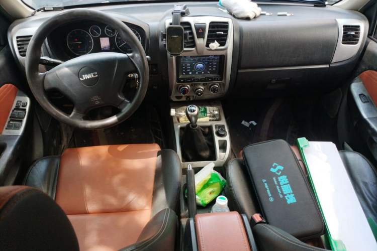 Used JMC Baodian 2018 2.9T New Value-Added 4x4 Diesel Comfort Version with Standard Cargo Bed – JX4D30B5L Audio And AC Panel