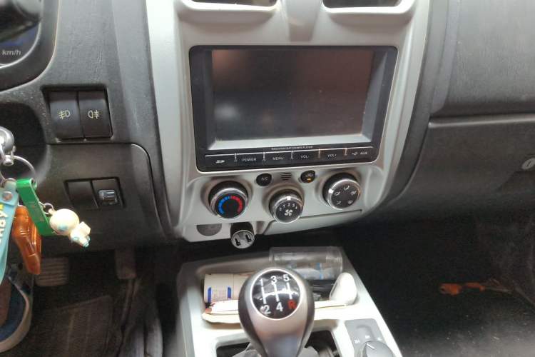 Used JMC Baodian 2018 2.9T New Value-Added 4x4 Diesel Comfort Version with Standard Cargo Bed – JX4D30B5L Audio And AC Panel