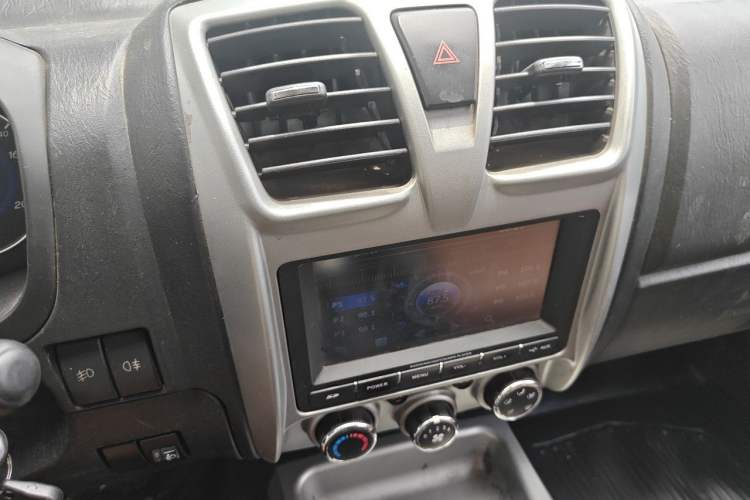 Used JMC Baodian 2018 2.9T New Value-Packed Two-Wheel-Drive Diesel Comfort Version with Extended Cargo Bed – JX4D30B5L Audio And AC Panel