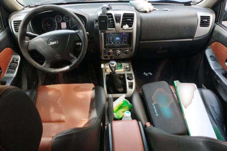 Used JMC Baodian 2018 2.9T New Value-Added 4x4 Diesel Comfort Version with Standard Cargo Bed – JX4D30B5L Center Console