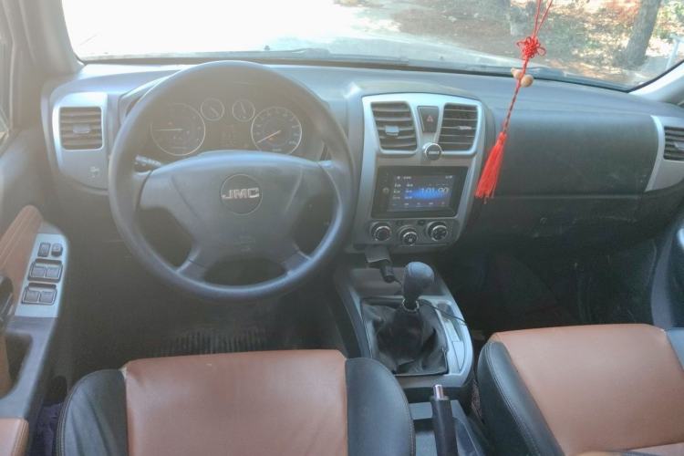 Used JMC Baodian 2018 2.9T New Value-Packed Two-Wheel-Drive Diesel Comfort Version with Extended Cargo Bed – JX4D30B5L Center Console