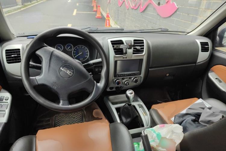 Used JMC Baodian 2018 2.9T New Value-Packed Two-Wheel-Drive Diesel Comfort Version with Extended Cargo Bed – JX4D30B5L Center Console