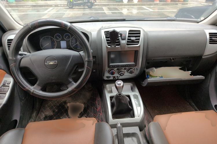 Used JMC Baodian 2018 2.9T New Value-Packed Two-Wheel-Drive Diesel Comfort Version with Standard Cargo Bed – JX4D30B5L Center Console