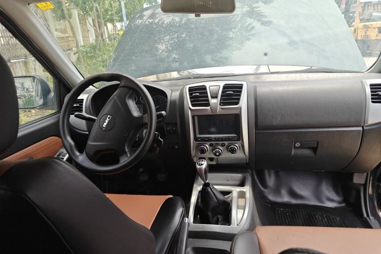 Used JMC Baodian 2018 2.9T New Value-Packed Two-Wheel-Drive Diesel Comfort Version with Extended Cargo Bed – JX4D30B5L Center Console