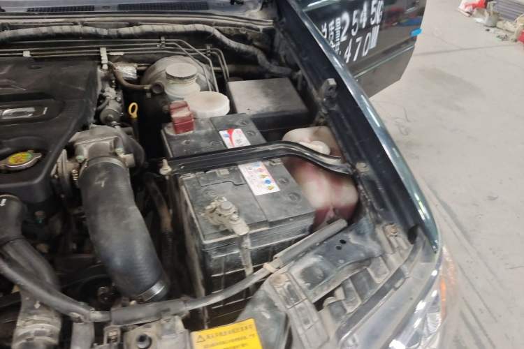 Used JMC Baodian 2018 2.9T New Value-Packed Two-Wheel-Drive Diesel Comfort Version with Extended Cargo Bed – JX4D30B5L Engine Bay Left