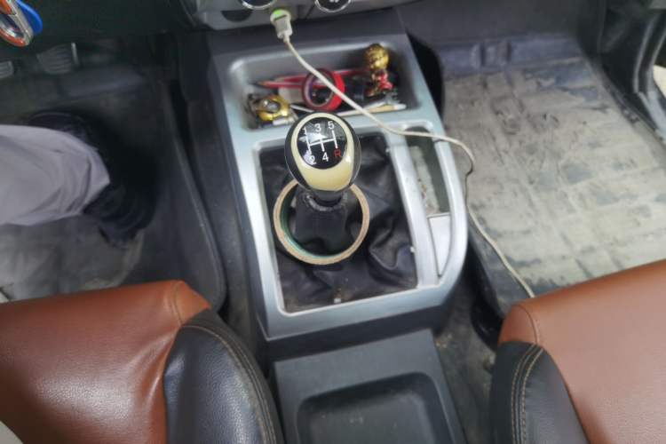 Used JMC Baodian 2018 2.9T New Value-Packed Two-Wheel-Drive Diesel Comfort Version with Extended Cargo Bed – JX4D30B5L Gear Lever