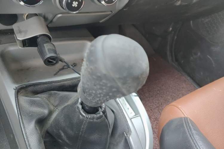 Used JMC Baodian 2018 2.9T New Value-Packed Two-Wheel-Drive Diesel Comfort Version with Extended Cargo Bed – JX4D30B5L Gear Lever