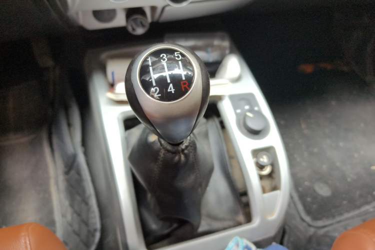 Used JMC Baodian 2018 2.9T New Value-Added 4x4 Diesel Comfort Version with Standard Cargo Bed – JX4D30B5L Gear Lever