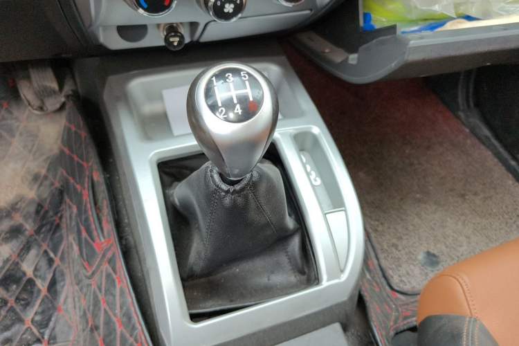 Used JMC Baodian 2018 2.9T New Value-Packed Two-Wheel-Drive Diesel Comfort Version with Standard Cargo Bed – JX4D30B5L Gear Lever