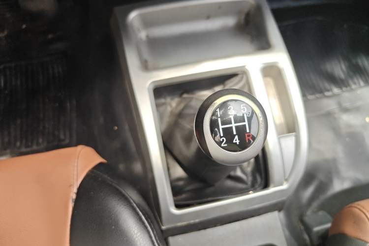Used JMC Baodian 2018 2.9T New Value-Packed Two-Wheel-Drive Diesel Comfort Version with Extended Cargo Bed – JX4D30B5L Gear Lever