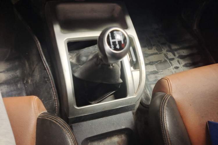 Used JMC Baodian 2018 2.9T New Value-Packed Two-Wheel-Drive Diesel Comfort Version with Extended Cargo Bed – JX4D30B5L Gear Lever