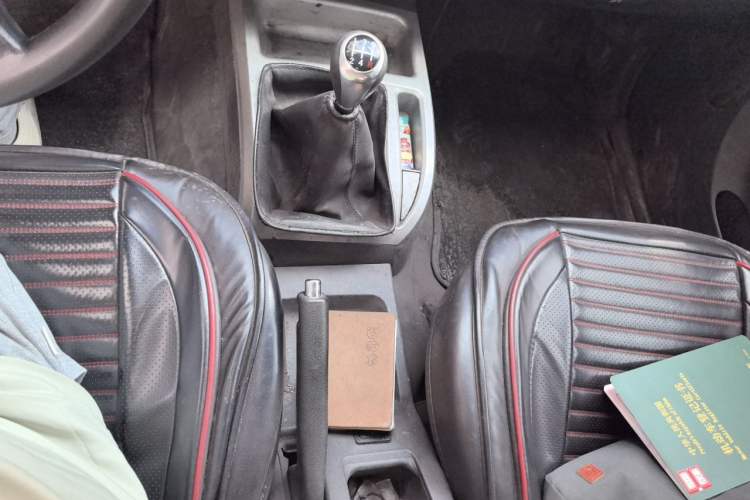 Used JMC Baodian 2018 2.9T New Value-Packed Two-Wheel-Drive Diesel Comfort Version with Standard Cargo Bed – JX4D30B5L Gear Lever