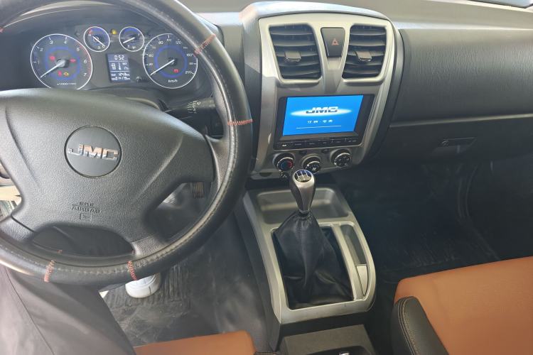 Used JMC Baodian 2018 2.9T New Value-Packed Two-Wheel-Drive Diesel Comfort Version with Extended Cargo Bed – JX4D30B5L Interior 2