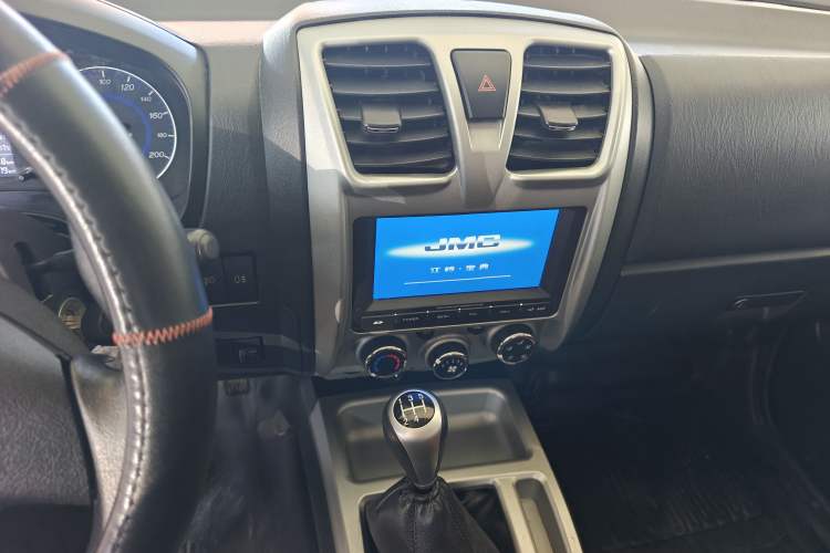 Used JMC Baodian 2018 2.9T New Value-Packed Two-Wheel-Drive Diesel Comfort Version with Extended Cargo Bed – JX4D30B5L Interior 3