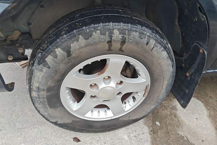 Used JMC Baodian 2018 2.9T New Value-Packed Two-Wheel-Drive Diesel Comfort Version with Extended Cargo Bed – JX4D30B5L Left Front Wheel Hub