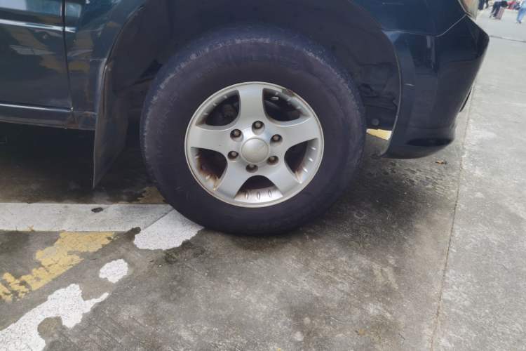 Used JMC Baodian 2018 2.9T New Value-Packed Two-Wheel-Drive Diesel Comfort Version with Extended Cargo Bed – JX4D30B5L Right Front Wheel Hub