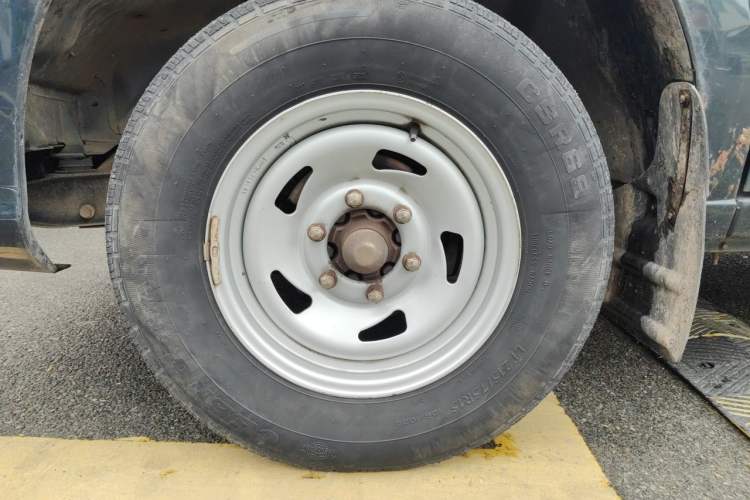 Used JMC Baodian 2018 2.9T New Value-Packed Two-Wheel-Drive Diesel Comfort Version with Extended Cargo Bed – JX4D30B5L Right Front Wheel Hub