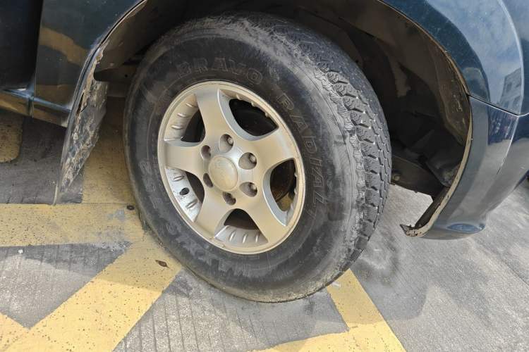 Used JMC Baodian 2018 2.9T New Value-Packed Two-Wheel-Drive Diesel Comfort Version with Extended Cargo Bed – JX4D30B5L Right Front Wheel Hub