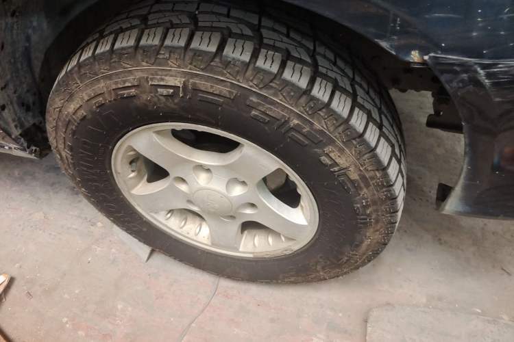 Used JMC Baodian 2018 2.9T New Value-Packed Two-Wheel-Drive Diesel Comfort Version with Extended Cargo Bed – JX4D30B5L Right Front Wheel Hub