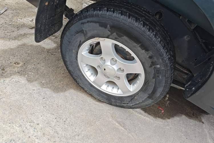 Used JMC Baodian 2018 2.9T New Value-Packed Two-Wheel-Drive Diesel Comfort Version with Extended Cargo Bed – JX4D30B5L Right Rear Wheel Hub