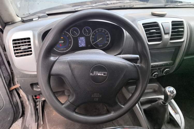 Used JMC Baodian 2018 2.9T New Value-Packed Two-Wheel-Drive Diesel Comfort Version with Standard Cargo Bed – JX4D30B5L Steering Wheel