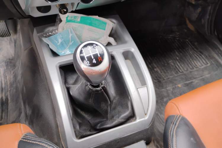 Used JMC Baodian 2018 2.9T New Value-Packed Two-Wheel-Drive Diesel Comfort Version with Standard Cargo Bed – JX4D30B5L Gear Lever