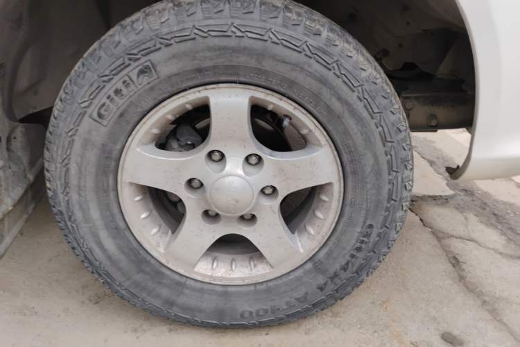 Used JMC Baodian 2018 2.9T New Value-Packed Two-Wheel-Drive Diesel Comfort Version with Standard Cargo Bed – JX4D30B5L Right Front Wheel Hub