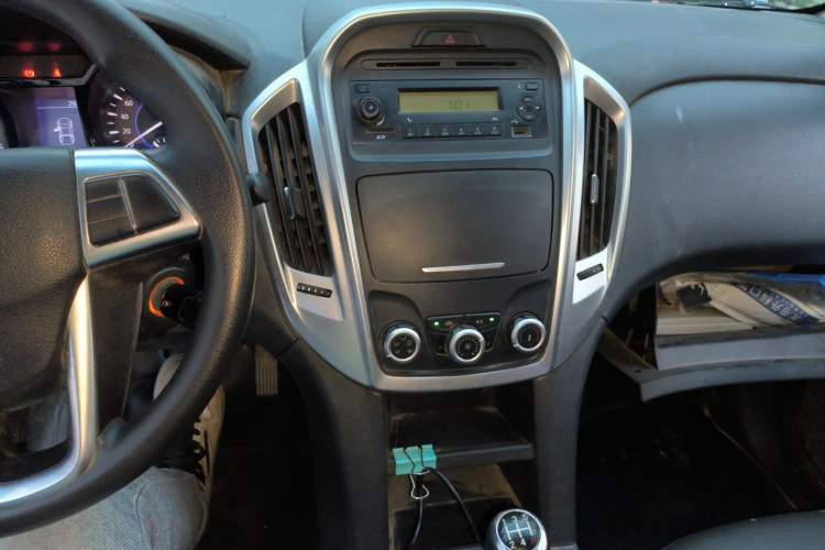 Used JMC Baodian 2020 2.5T Diesel Two-Wheel Drive Comfort Edition Standard Wheelbase JX4D25A6L Audio And AC Panel