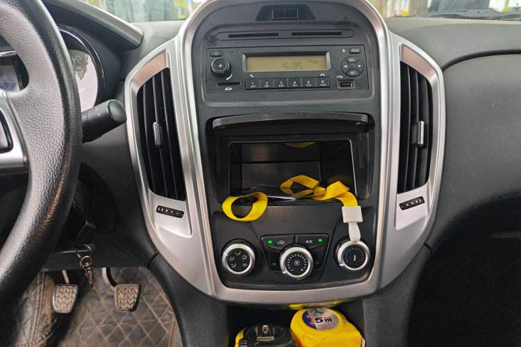 Used JMC Baodian 2020 2.5T Diesel Two-Wheel Drive Comfort Edition Long Wheelbase JX4D25A6L Audio And AC Panel