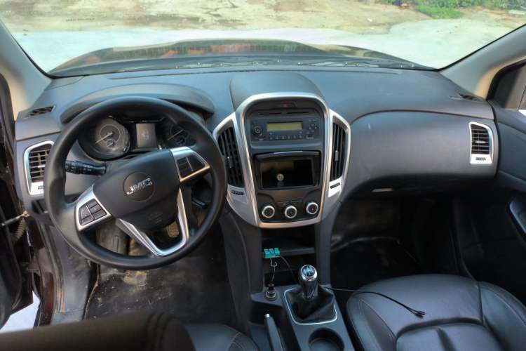 Used JMC Baodian 2020 2.5T Diesel Two-Wheel Drive Comfort Edition Standard Wheelbase JX4D25A6L Center Console