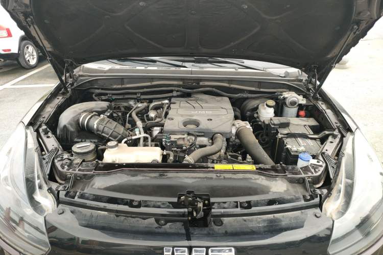 Used JMC Baodian 2020 2.5T Diesel Two-Wheel Drive Comfort Edition Long Wheelbase JX4D25A6L Engine Bay