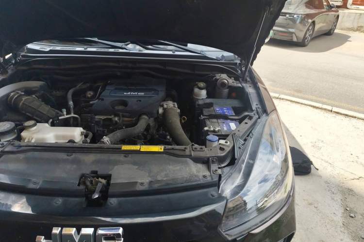 Used JMC Baodian 2020 2.5T Diesel Two-Wheel Drive Comfort Edition Long Wheelbase JX4D25A6L Engine Bay Left